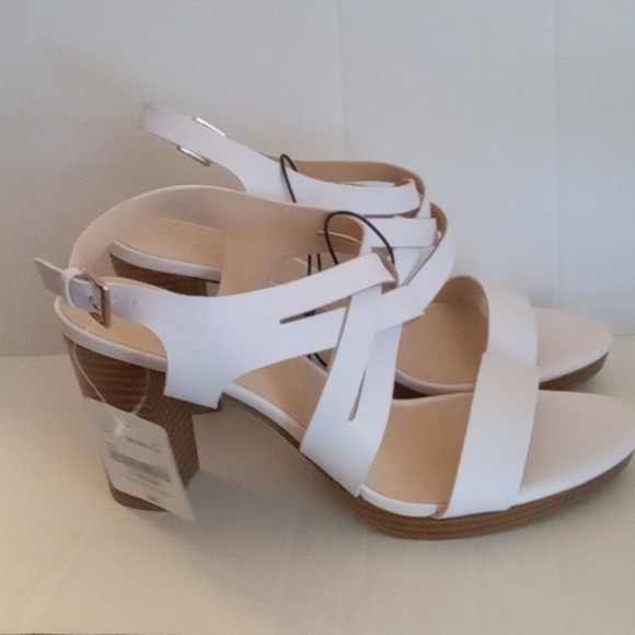 Liz Claiborne White chunky heel straps shoes - Picture 3 of 8